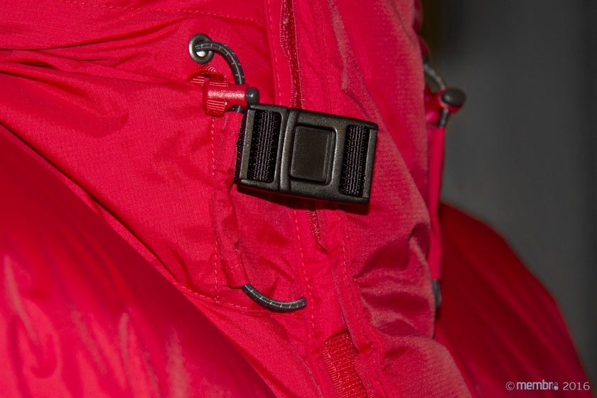 Пуховка The North Face Himalayan Parka. Магнитная пряжка у горла удерживает ворот куртки от раскрытия, если молния застегнута не полностью Пуховка The North Face Himalayan Parka. Магнитная пряжка у горла удерживает ворот куртки от раскрытия, если молния застегнута не полностью