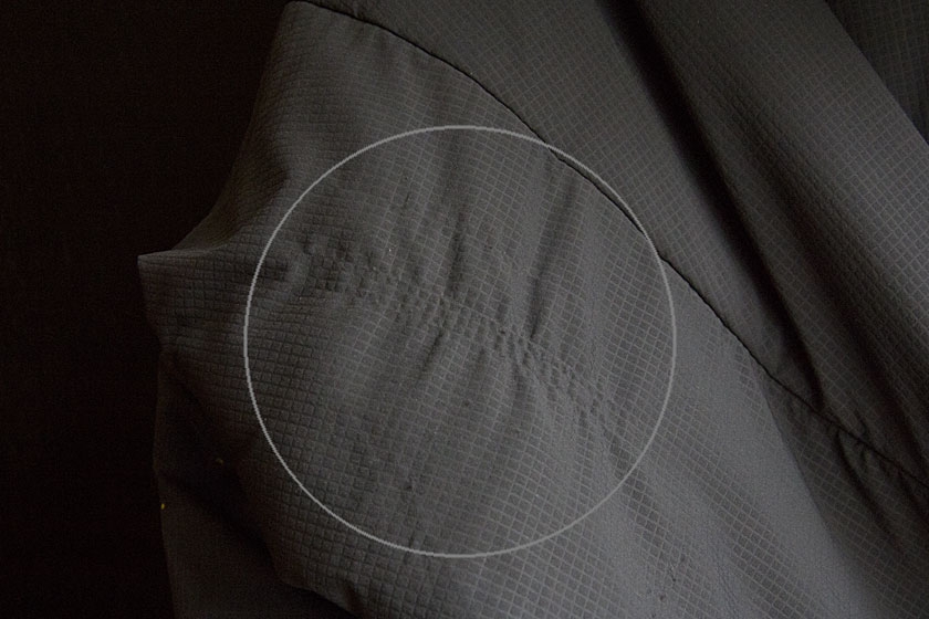 Затяжка на внутренней части рукава Затяжка на внутренней части рукава