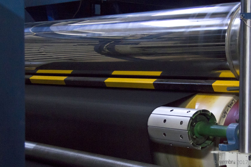 Каландрирование полотна. Сверху расположен горячий металлический вал, снизу — холодный полиамидный Каландрирование полотна. Сверху расположен горячий металлический вал, снизу — холодный полиамидный