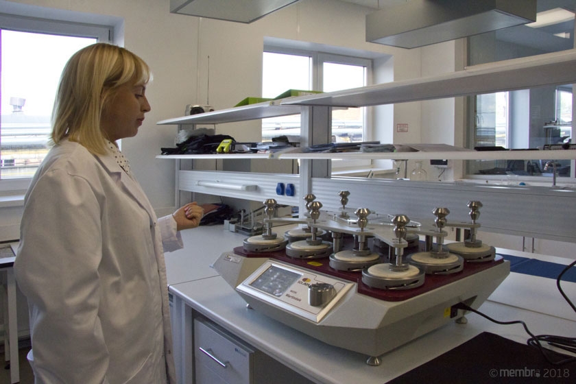 Антонина Ходусева демонстрирует работу установки для теста Мартиндейла и объясняет методику испытаний Антонина Ходусева демонстрирует работу установки для теста Мартиндейла и объясняет методику испытаний