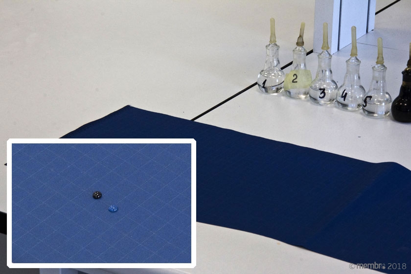 В колбах — несколько видов масел и нефть. Нанесенные на ткань капли не должны впитываться или расползаться в течение 30 секунд В колбах — несколько видов масел и нефть. Нанесенные на ткань капли не должны впитываться или расползаться в течение 30 секунд