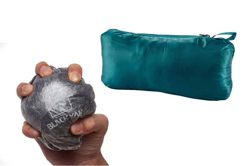 Куртка BlackYak, описанная выше, помещается в кулак, а утепленная куртка Patagonia по размеру схожа с портмоне или косметичкой Куртка BlackYak, описанная выше, помещается в кулак, а утепленная куртка Patagonia по размеру схожа с портмоне или косметичкой