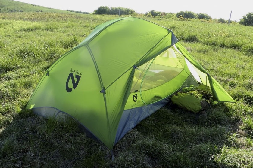 Необычный материал тента палатки Dagger™ компании NEMO Equipment выглядит словно толща воды Необычный материал тента палатки Dagger™ компании NEMO Equipment выглядит словно толща воды