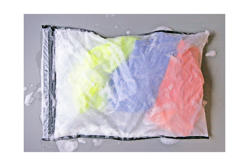 Мешок для стирки GUPPYFRIEND™ не пропускает микроволокна в сливаемую из стиральной машины воду Мешок для стирки GUPPYFRIEND™ не пропускает микроволокна в сливаемую из стиральной машины воду