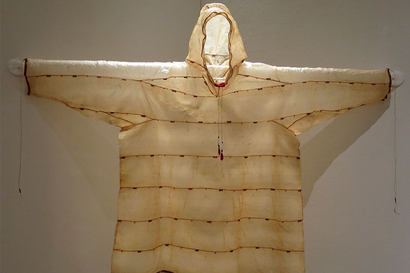 Парка из сушеной тюленьей кишки. Музей Гонолулу, Гавайские острова Парка из сушеной тюленьей кишки. Музей Гонолулу, Гавайские острова