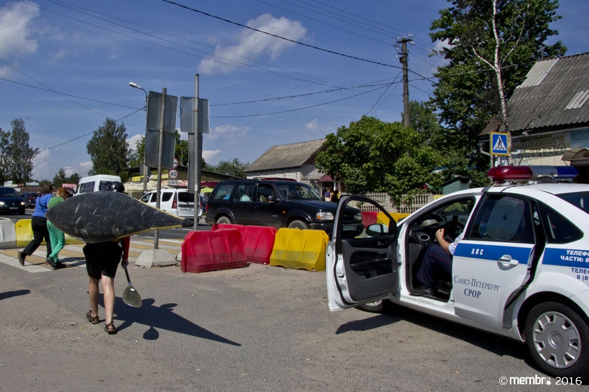 Тот самый пешеходный переход через Приозерское шоссе, который непрерывно пересекают туристы-водники и их разнообразные плавсредства Тот самый пешеходный переход через Приозерское шоссе, который непрерывно пересекают туристы-водники и их разнообразные плавсредства