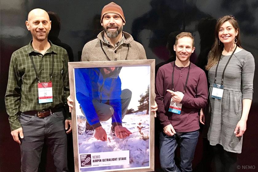 Главный редактор журнала Backpacker Денис Леон (Dennis Lewon) и редактор рубрики «Снаряжение» Илай Бернштейн (Eli Bernstein) вручают награду генеральному директору компании Nemo Кэму Бресингеру (Cam Brensinger) и директору по маркетингу Кэйт Пэйн (Kate Paine) Главный редактор журнала Backpacker Денис Леон (Dennis Lewon) и редактор рубрики «Снаряжение» Илай Бернштейн (Eli Bernstein) вручают награду генеральному директору компании Nemo Кэму Бресингеру (Cam Brensinger) и директору по маркетингу Кэйт Пэйн (Kate Paine)