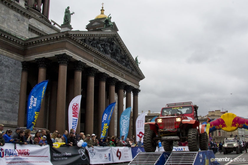 Экипаж HRM на стартовом подиуме Экипаж HRM на стартовом подиуме