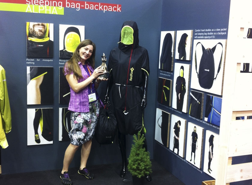 Зоя и ее Sleeping Bag-Backpack Alpha — совмещенные в одном спальный мешок, рюкзак и плащ Зоя и ее Sleeping Bag-Backpack Alpha — совмещенные в одном спальный мешок, рюкзак и плащ